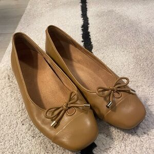 Vionic Tan Leather Flats with Bow